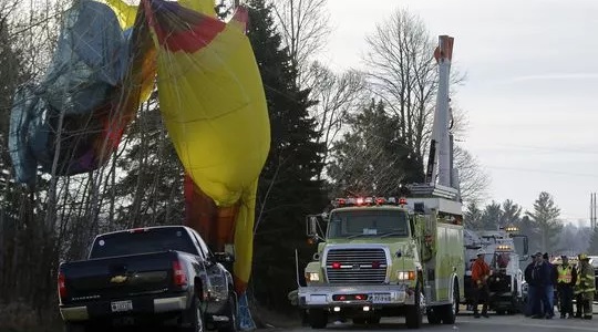 Hot air balloon crashes into power...